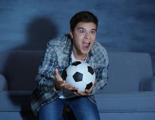 Sering Nonton Bola Dini Hari? Ini Tipsnya agar Tubuh Tetap Bugar