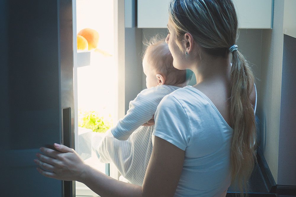 Terbangun Lapar pada Malam Hari, Bolehkah si Kecil Ngemil?