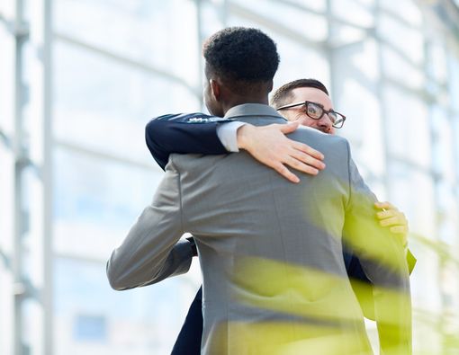 Manfaat Berpelukan bagi Para Politisi