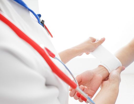 6 Cara Mengobati Luka yang Tepat Secara Medis