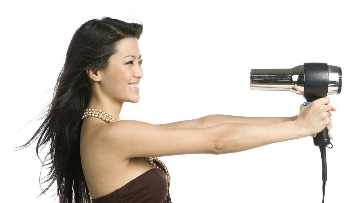 Bahaya Menggunakan Hair Dryer untuk Melentikan Bulu Mata