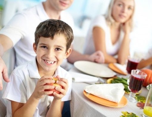 5 Manfaat Kesehatan Si Kecil Jika Makan Malam Bersama Keluarga