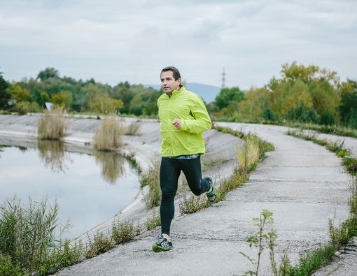 Olahraga Pakai Jaket Tebal, Lebih Cepat Turunkan Berat Badan?
