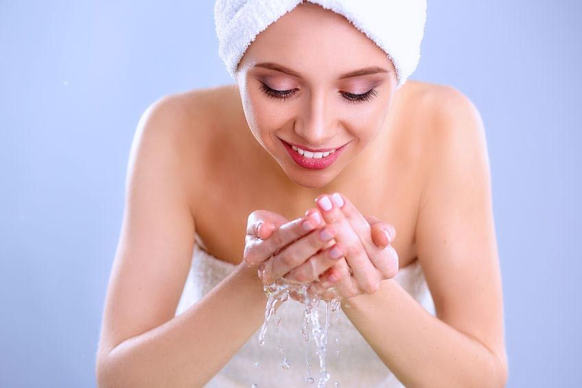 Mencuci Wajah Sebaiknya Pakai Air Hangat atau Dingin?