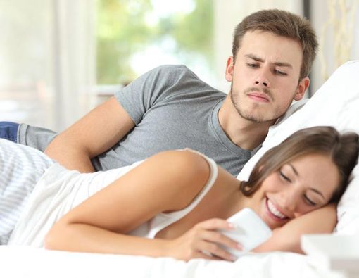 Kiat Menghadapi Pasangan yang Selalu Curiga