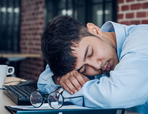 Tidur Siang Singkat, Efektifkah Meningkatkan Produktivitas di Kantor?