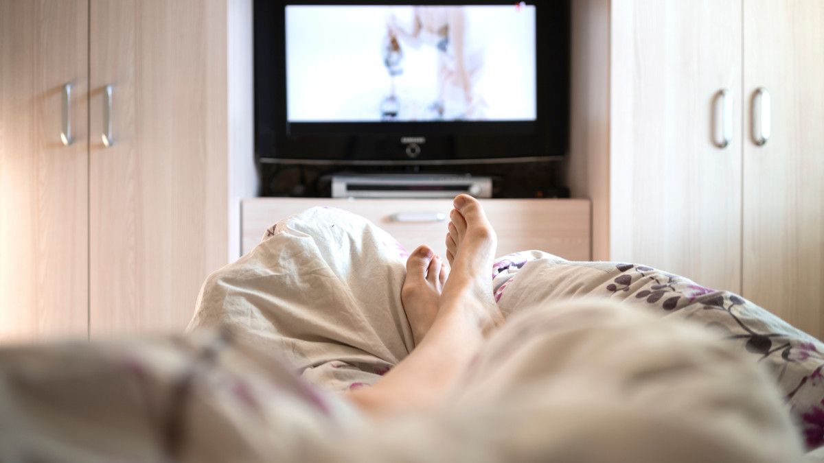 Ini Akibatnya Jika Tidur dengan TV Masih Menyala