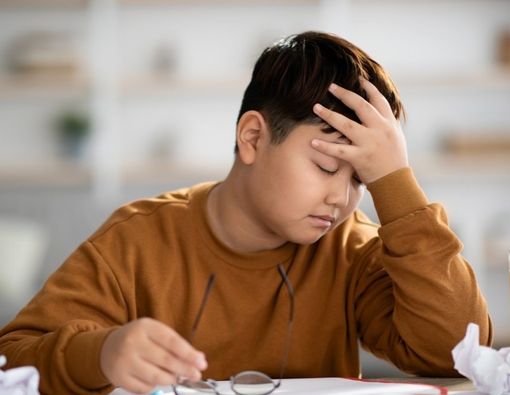 Tanda Anak Kelelahan Belajar dan Cara Mengatasinya