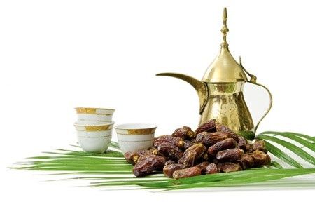 Buka Puasa, Lebih Sehat Kurma atau Air Kelapa?