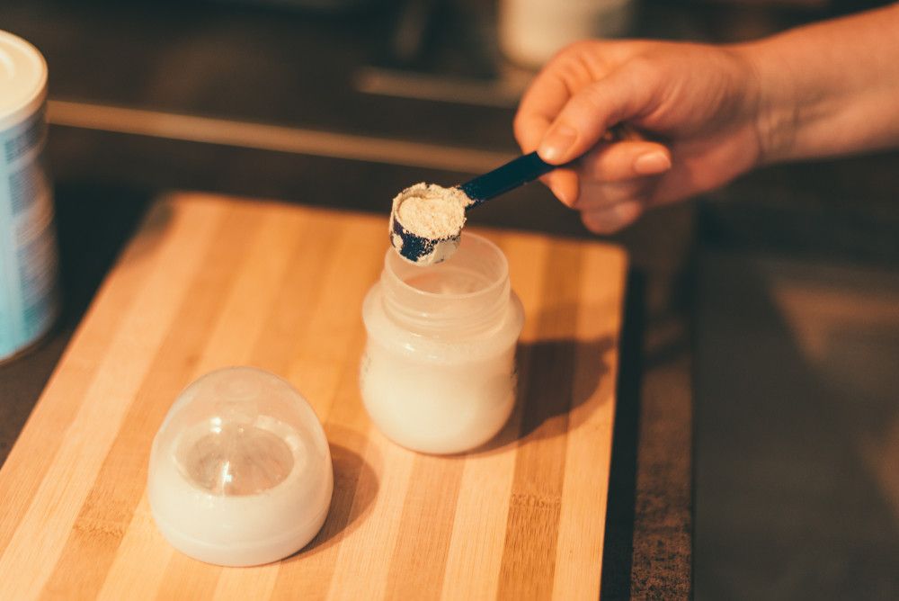 Perlukah Merebus Air untuk Membuat Susu Formula Bayi?