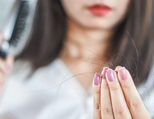 Sering Dianggap Sama, Ini Beda Hair Fall dan Hair Loss