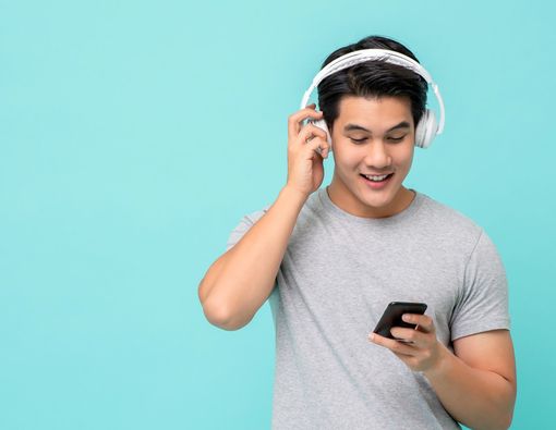 Sering Dengar Suara Keras dari Headset Bisa Bikin Tuli?