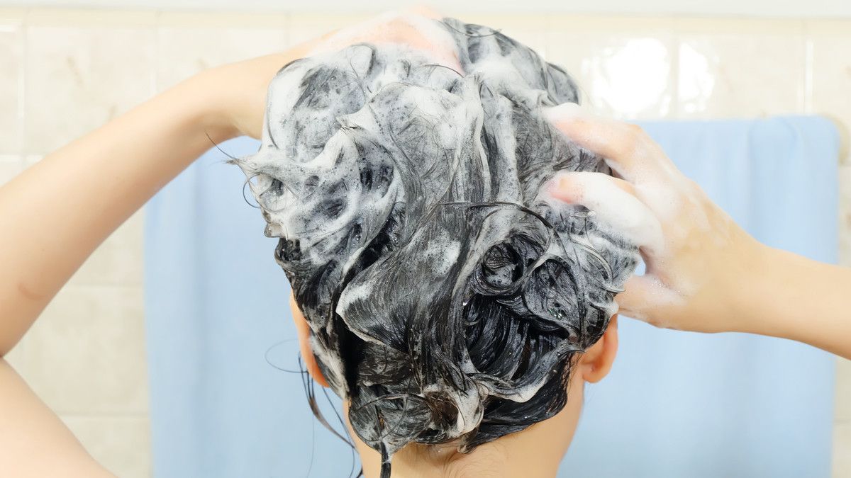 Sering Cuci Rambut Picu Menopause Dini, Mitos atau Fakta?