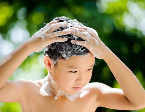 Panduan Menentukan Berapa Sering Anak Perlu Keramas