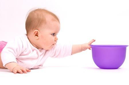 Kiat Memilih Peralatan Makan untuk Bayi 