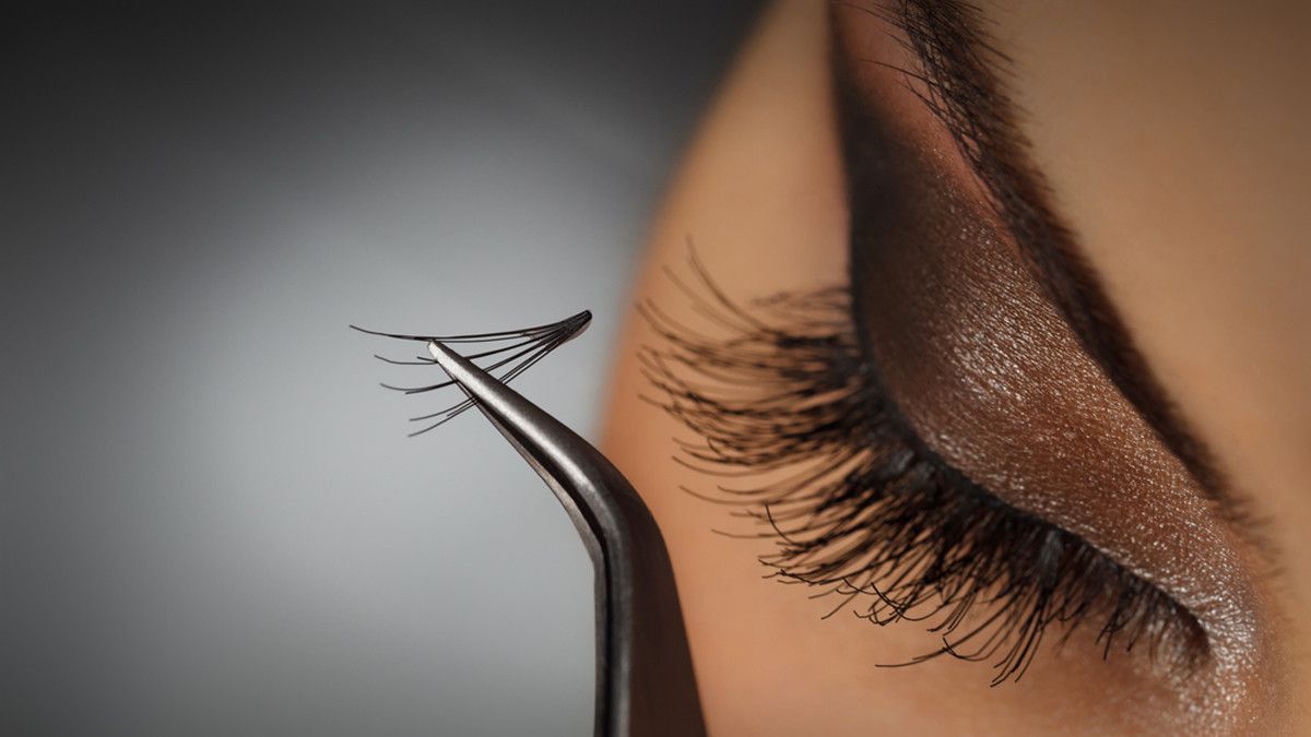 Amankah Pasang Eyelash Extension Sendiri di Rumah?