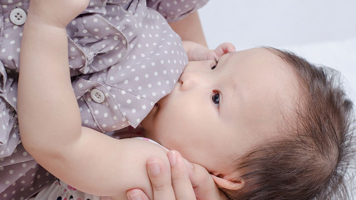 Tetap Nyaman Menyusui saat Bayi Sedang Tumbuh Gigi