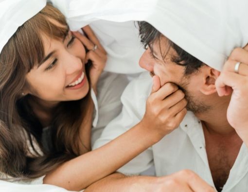 Posisi Cuddling yang Bisa Tingkatkan Kemesraan