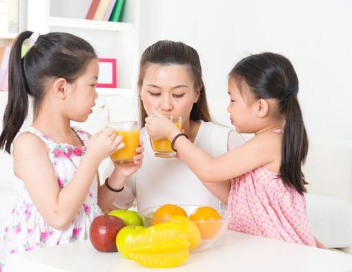 10 Kiat Mengajari Anak untuk Berbagi