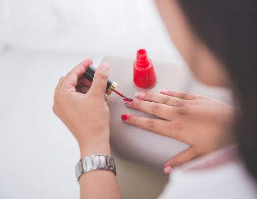 Amankah Ibu Hamil Pakai Cat Kuku?