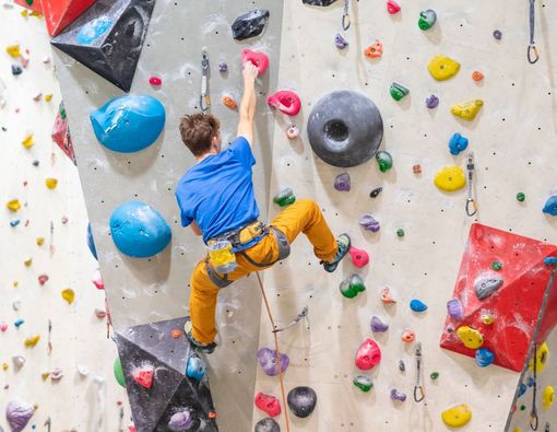 Mengenal Manfaat dan Teknik Olahraga Panjat Tebing