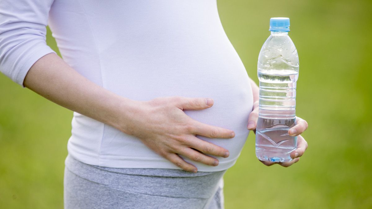 Ibu Hamil Mual saat Minum Air Putih, Apa Penyebabnya?