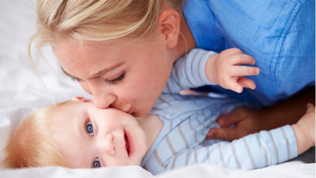 Sering Mencium Bayi Bisa Sebabkan Meningitis, Mitos atau Fakta?