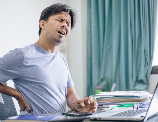 Duduk Lama Saat WFH Bikin Lelah? Ini Cara Mengatasinya