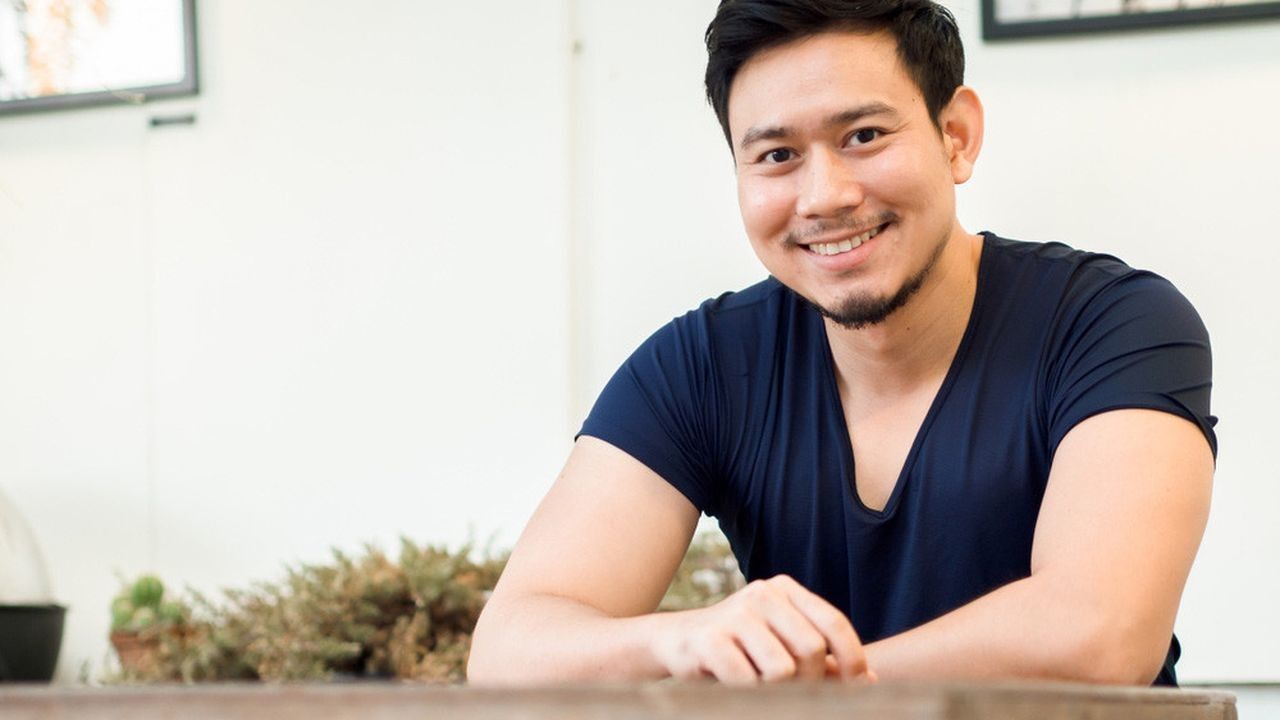 Seorang Pria sedang Bahagia