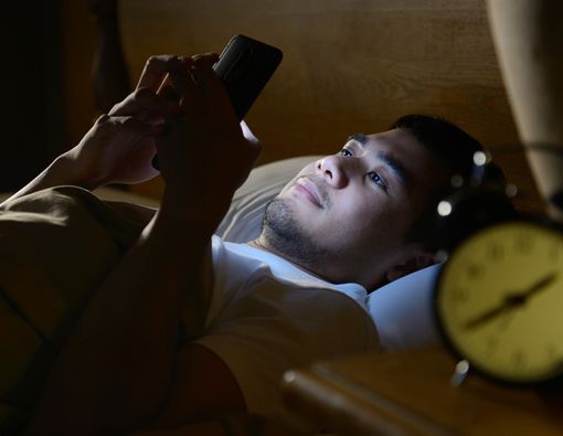 Kecanduan Ponsel? Hati-Hati Serangan Sleep Texting