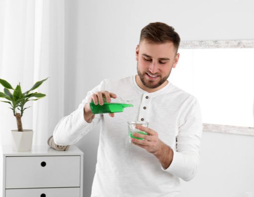 Sering Pakai Mouthwash Picu Radang Tenggorokan?