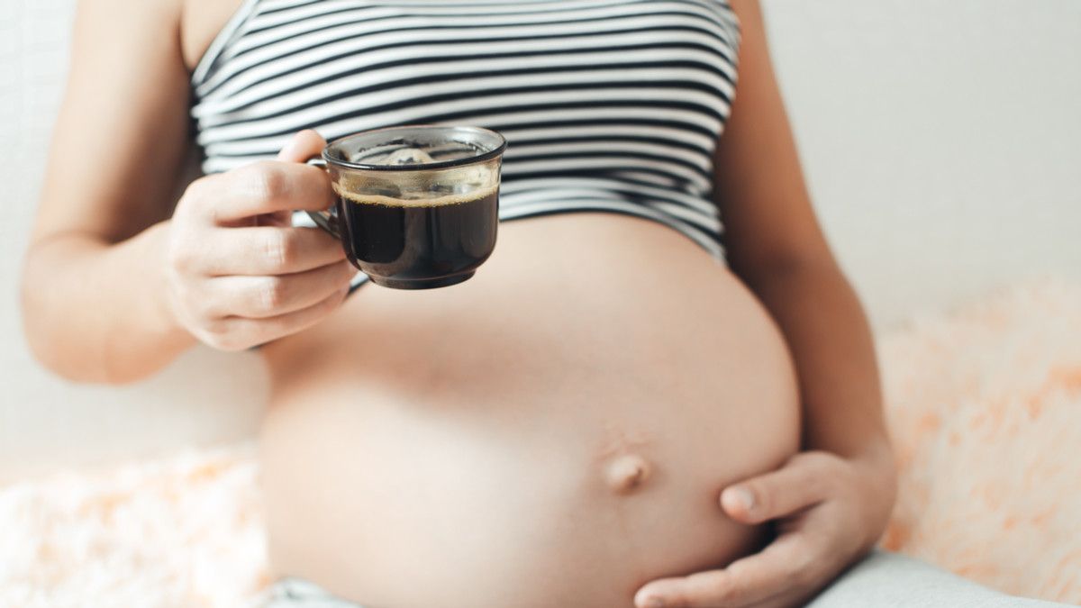 Benarkah Konsumsi Kafein Berlebihan Saat Hamil Rusak Ginjal Bayi?