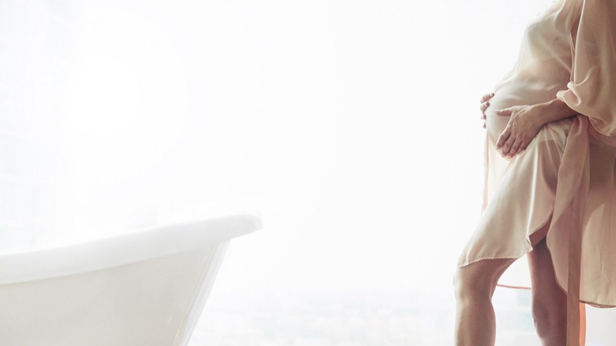 Mandi Air Hangat Saat Hamil, Aman atau Justru Berbahaya?