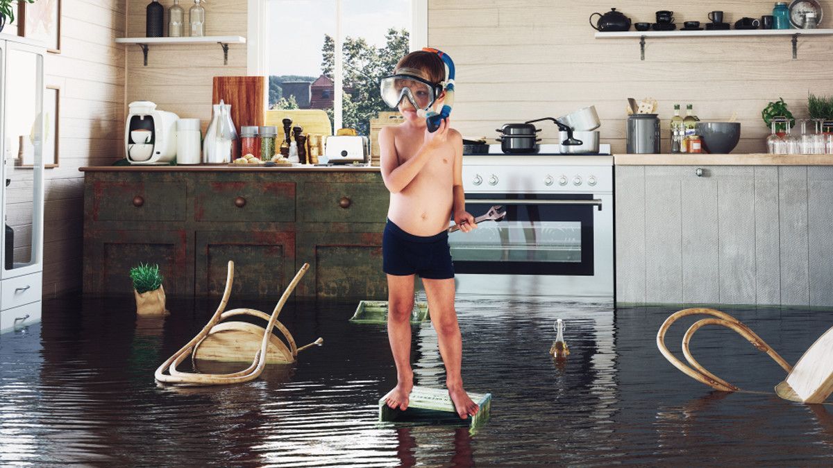 Waspada, Ini Bahaya Anak Berenang di Air Banjir