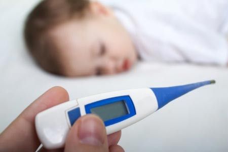 Penanganan Pertama Jika Anak Demam dan Muntah