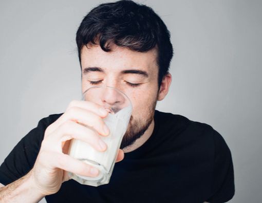 Rutin Minum Susu Bisa Atasi Infeksi Paru, Benarkah?