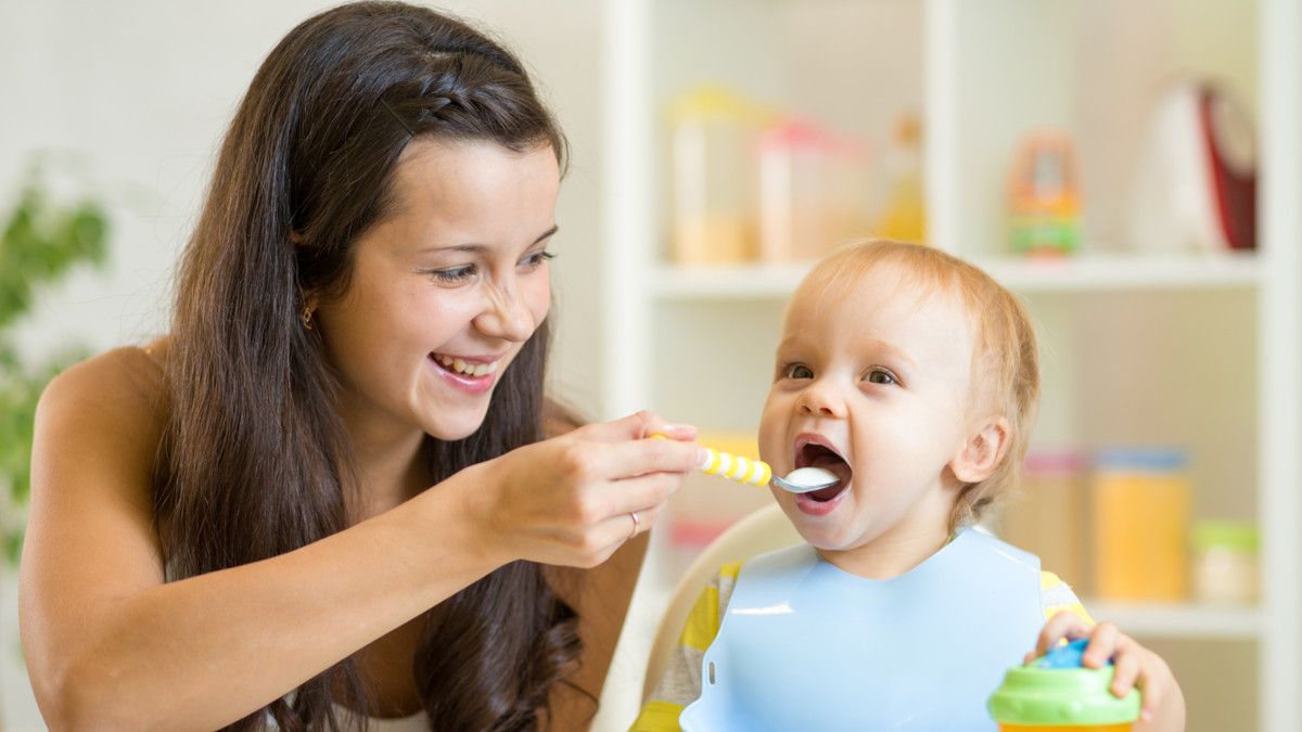 Tips Melatih Balita agar Disiplin Makan