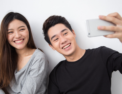 Posting Foto Pacar di Media Sosial Bisa Tingkatkan Kualitas Hubungan?