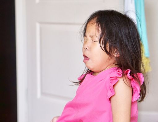 Balita Sering Batuk, Itu Tanda Pneumonia atau Batuk Biasa?