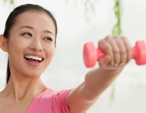 8 Gerakan Latihan Dumbbell untuk Wanita dan Tipsnya