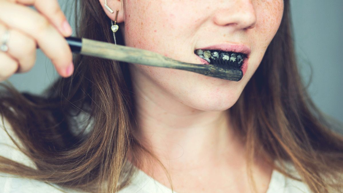 Memutihkan Gigi dengan Charcoal, Efektifkah?