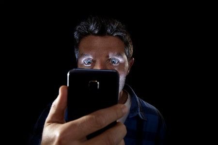 Kebanyakan Main Gadget Bisa Sebabkan Penyakit Ini