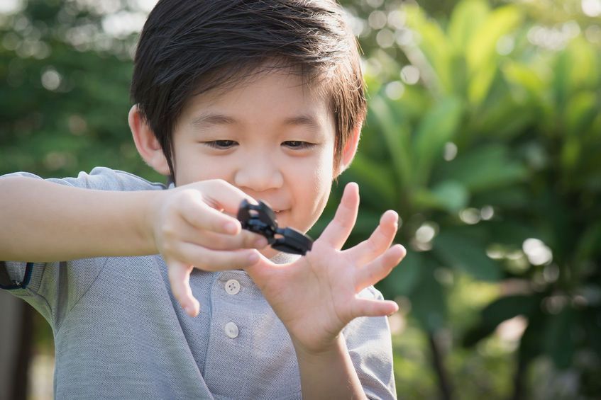 Bahayakah Jika Anak Memainkan “Fidget Spinner”?