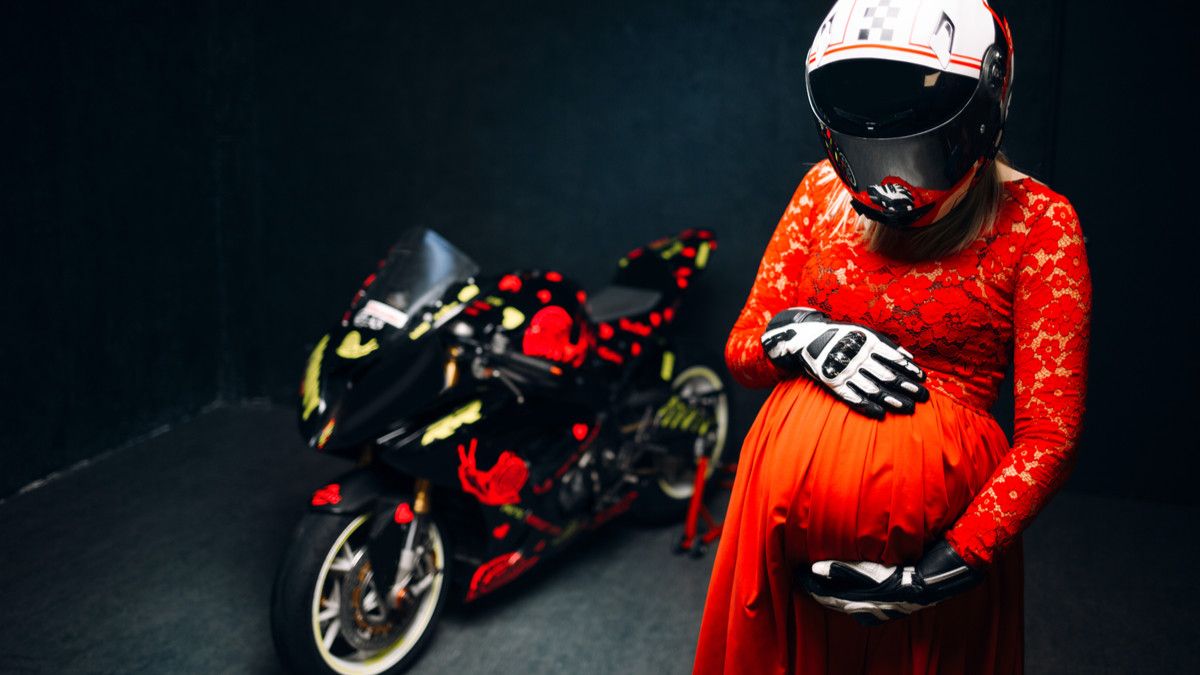 Tips Aman Mengendarai Motor bagi Ibu Hamil