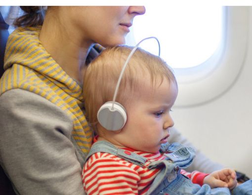 Apa Manfaat Penutup Telinga Bayi Ketika Naik Pesawat?