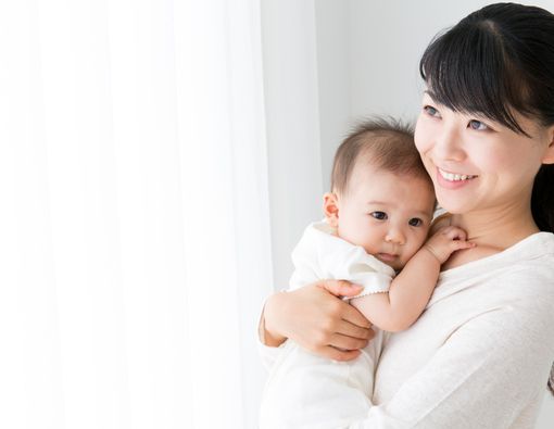 Bunda, Ini Manfaat Menggendong Bayi