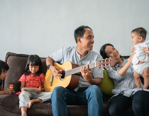 6 Manfaat Bernyanyi untuk Tumbuh Kembang Bayi