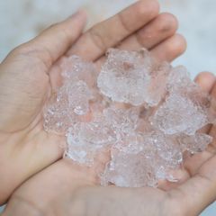 Mengunyah atau Makan Es Batu, Ini Dampaknya pada Gigi