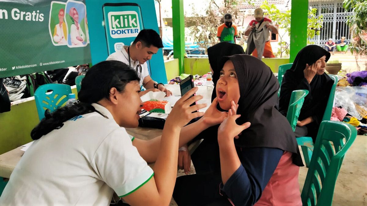 Peduli Banjir Bekasi, KlikDokter Lakukan Pengobatan Gratis