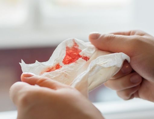 Ini Beda Muntah Darah dan Batuk Darah